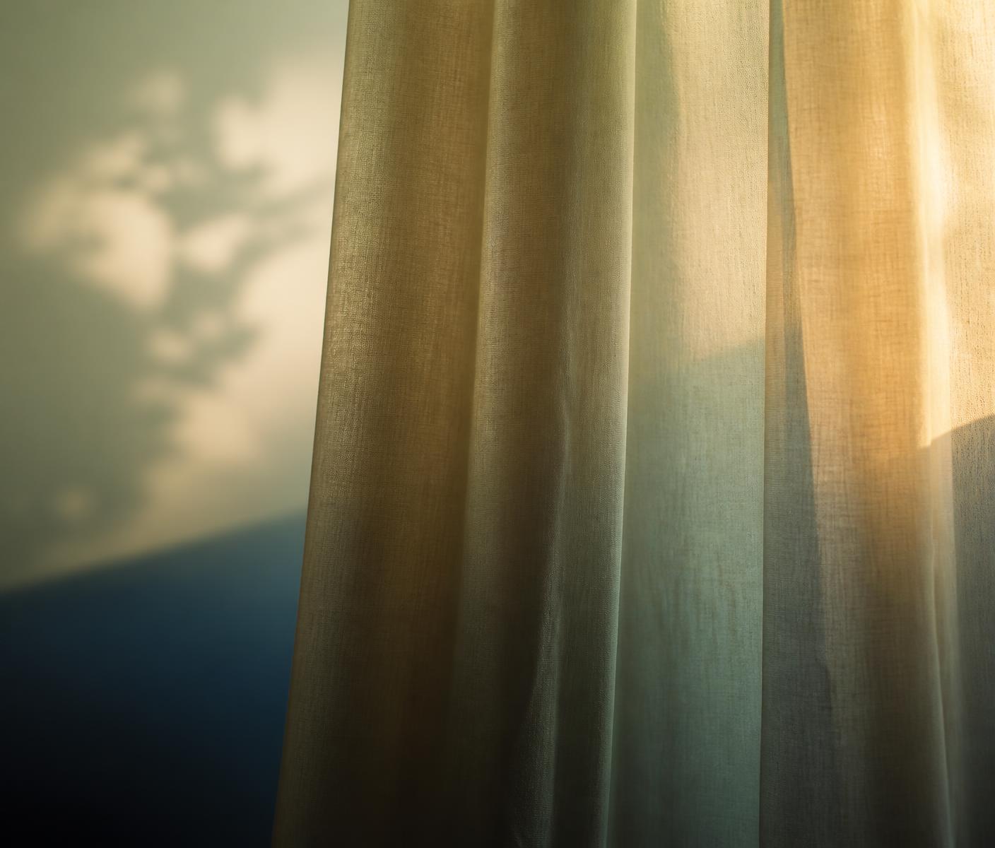 Ambiente sereno com luz suave atravessando cortinas de linho